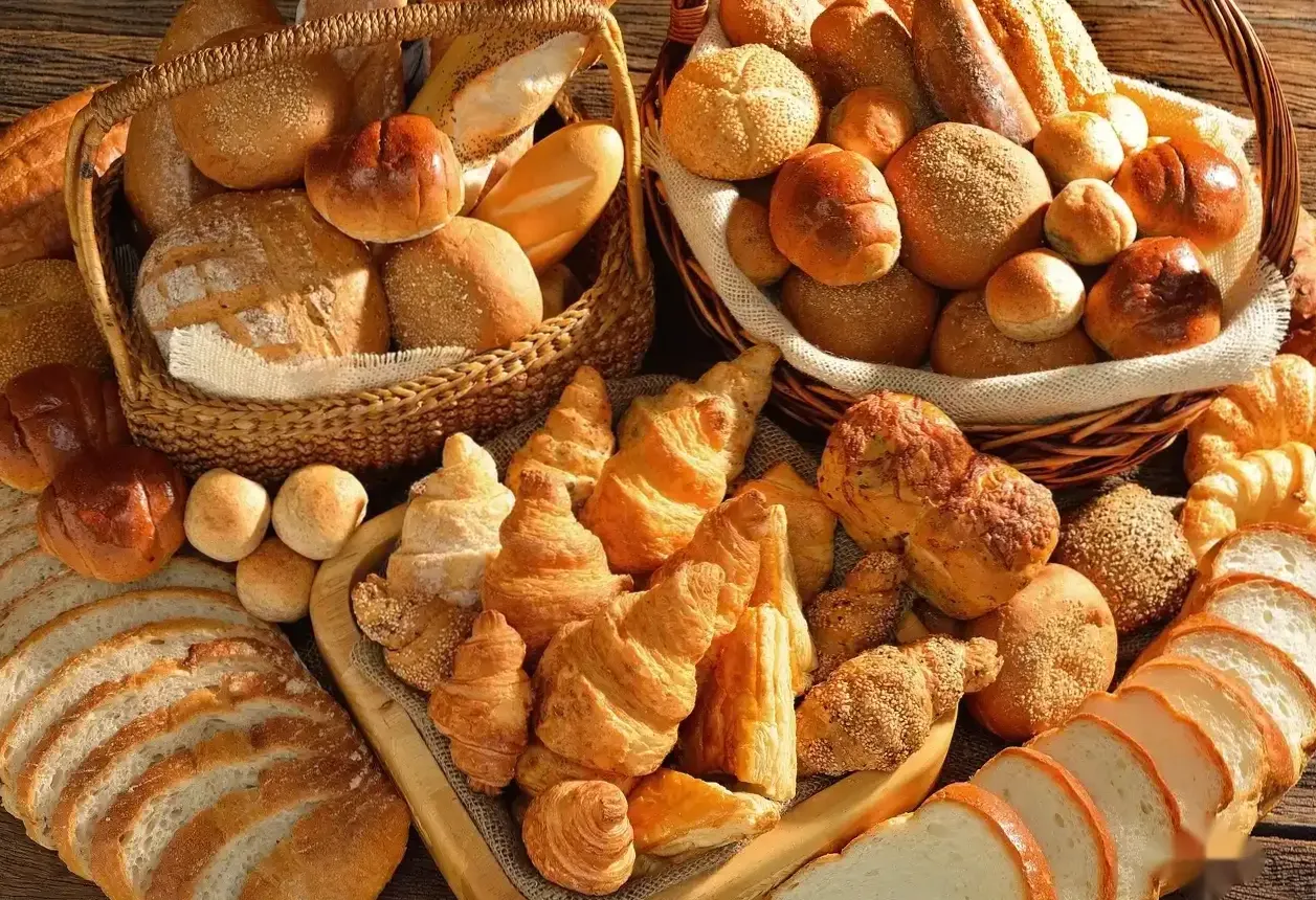 Cukierniczka dekoruje tort weselny