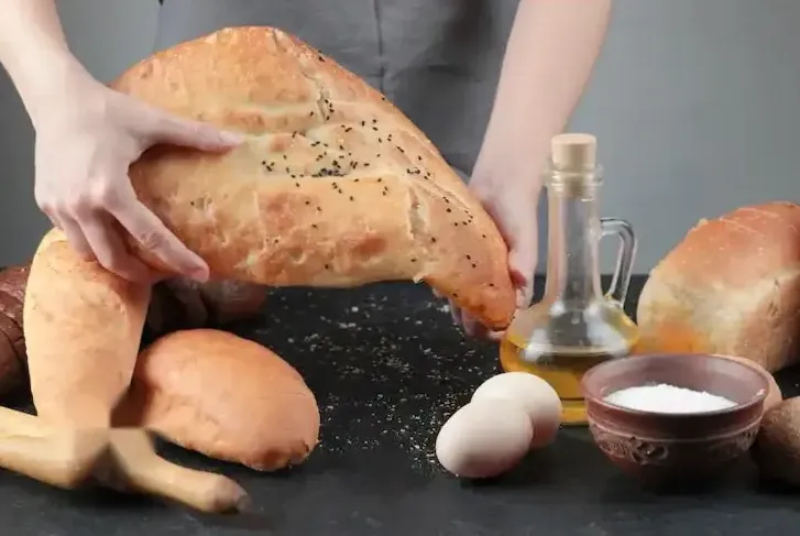 Świeże croissanty na kratce